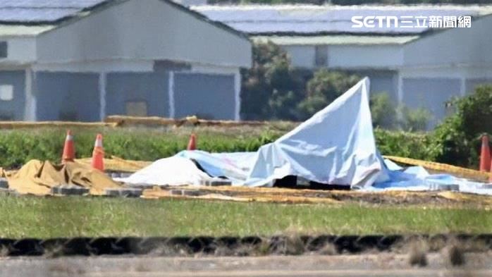 台灣新聞通訊社-T-34殘骸蓋布…2殉職飛官家屬「招魂聲聲喚」　軍方上香求1事