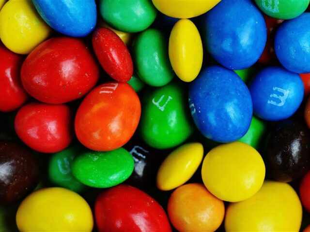 台灣新聞通訊社-M&M’s推天然色素版！巧克力豆大變身　這「兩經典顏色」難復刻恐暫消失