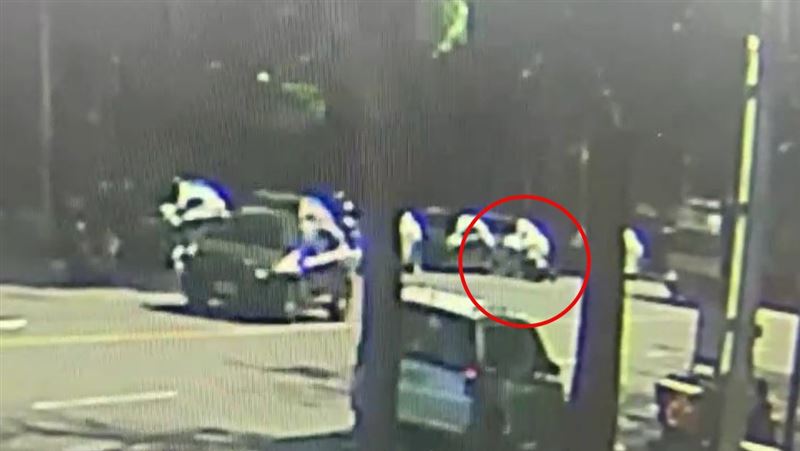 台灣新聞通訊社-陽光太刺眼害女騎士撞車自摔　後視鏡卡「一撮長髮」露餡　警調監器傻眼