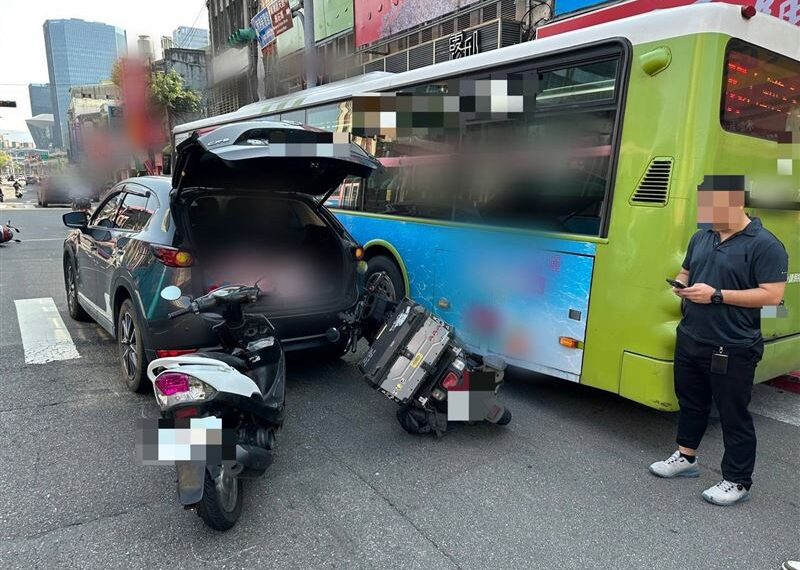 台灣新聞通訊社-北市南港「5車撞成一團」釀2傷!55歲女急煞被慘撞 連公車也遭殃