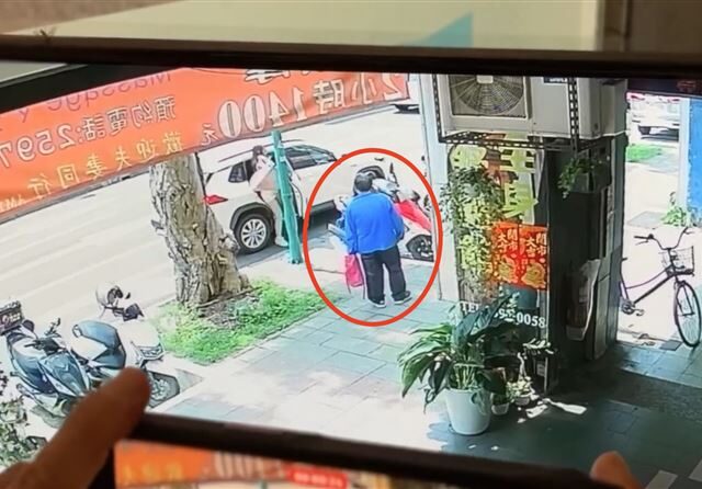 台灣新聞通訊社-犯案前畫面曝光了！汶汶阿伯「死守等她下車」秒搭話　進棚亮刀砍頸