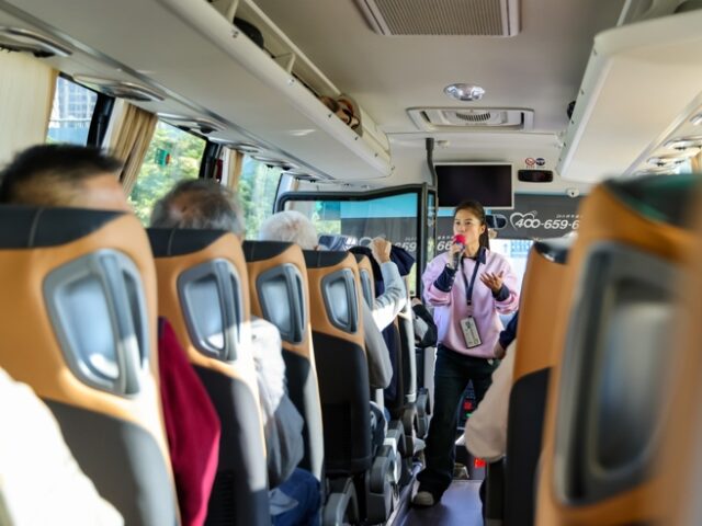 台灣新聞通訊社-跟團搭遊覽車怎選位？老鳥曝潛規則：很多人不知道