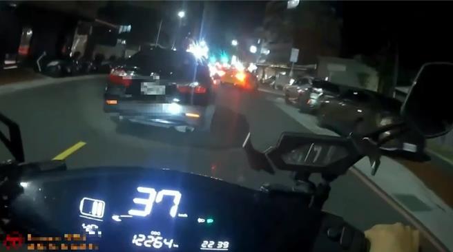台灣新聞通訊社-隔不到1公里!三蘆深夜連爆2毒駕案 拒檢逃逸、撞護欄遭警查辦