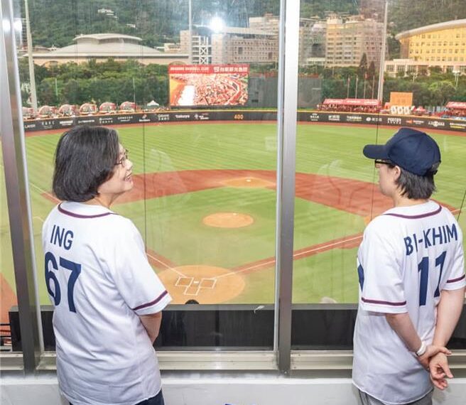 台灣新聞通訊社-酸蕭美琴開球「掉到地上去了」蔡英文67球衣現身 背號藏迷因