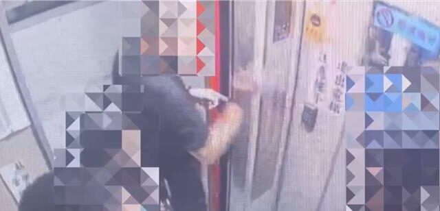 台灣新聞通訊社-深夜尋仇？5男1女闖住家 屋主遭背刺倒臥血泊慘死