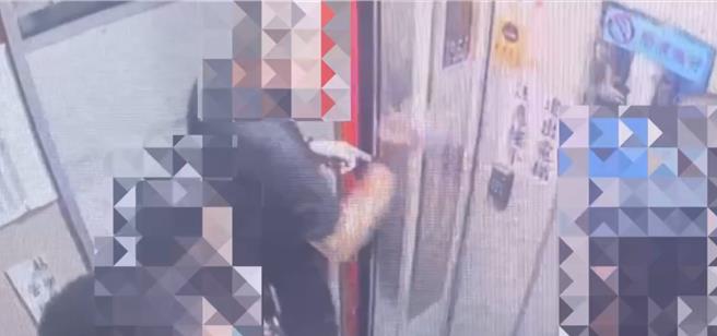台灣新聞通訊社-深夜尋仇?5男1女闖住家 屋主遭背刺倒臥血泊慘死