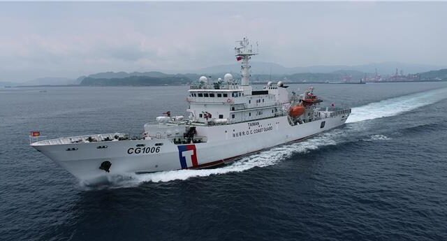 台灣新聞通訊社-海巡雙艦夾擊監控 闖東部海域陸警秀山艦
