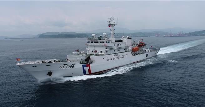 台灣新聞通訊社-海巡雙艦夾擊監控 闖東部海域陸警秀山艦