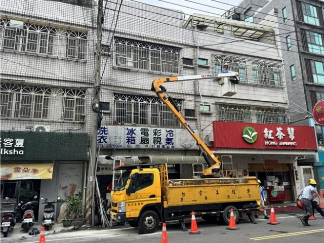 台灣新聞通訊社-吊車勾高壓電整台帶電！嘉義工人誤觸「當場失去呼吸心跳」