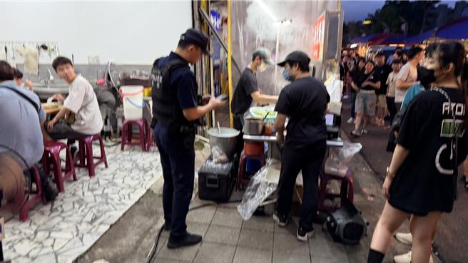 台灣新聞通訊社-中壢觀光夜市大整頓! 警方取締攤商占用通道汽機車違停