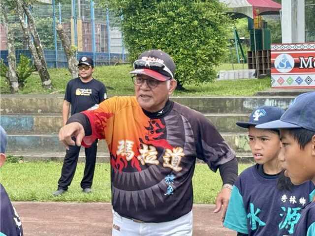 台灣新聞通訊社-花蓮不老棒球、少棒隊同場交流 小選手驚訝：阿公阿媽好厲害
