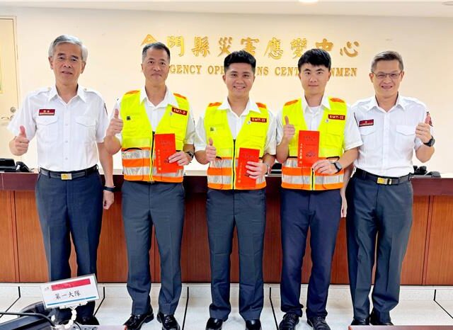 台灣新聞通訊社-電話指導續命、消防馳援救命 金門3救護英雄獲榮譽胸章