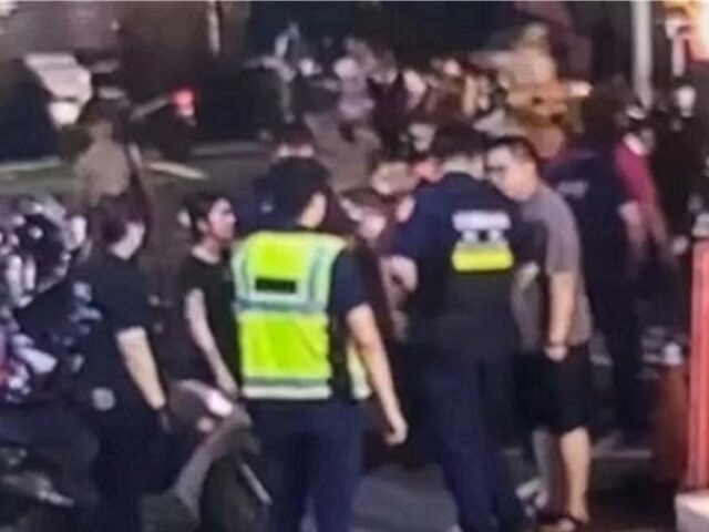 台灣新聞通訊社-夜市爆戰鬥陀螺之亂　家長不爽大人欺負小孩暴走失控