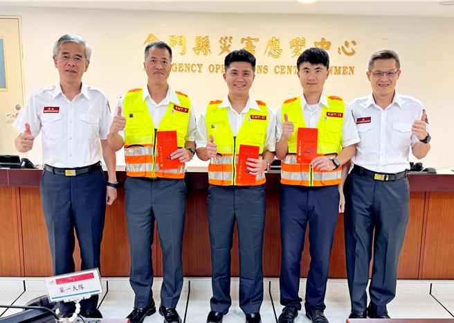 台灣新聞通訊社-電話指導續命、消防馳援救命 金門3救護英雄獲榮譽胸章