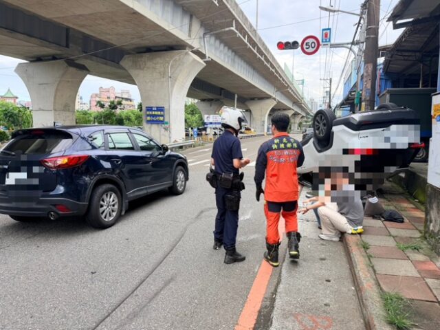 台灣新聞通訊社-板橋追撞車禍害「烏龜翻」 車上2人自行脫困驚魂未定