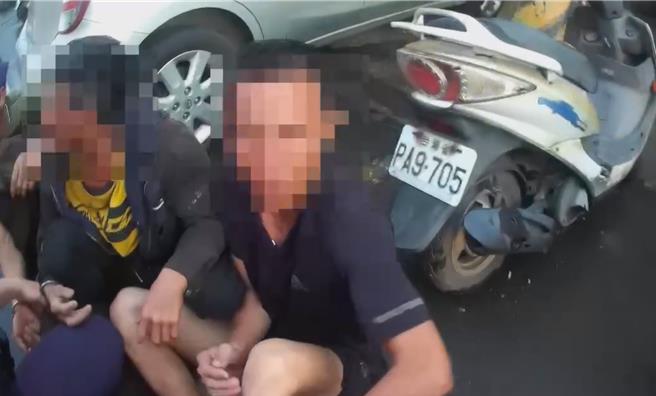 台灣新聞通訊社-查違停獲「大禮包」！毒駕男載5移工「整車包起來」 通緝犯淒厲狂哭