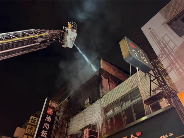 台灣新聞通訊社-桃園透天厝深夜失火  屋主兒子90％燒燙傷OCHA送醫
