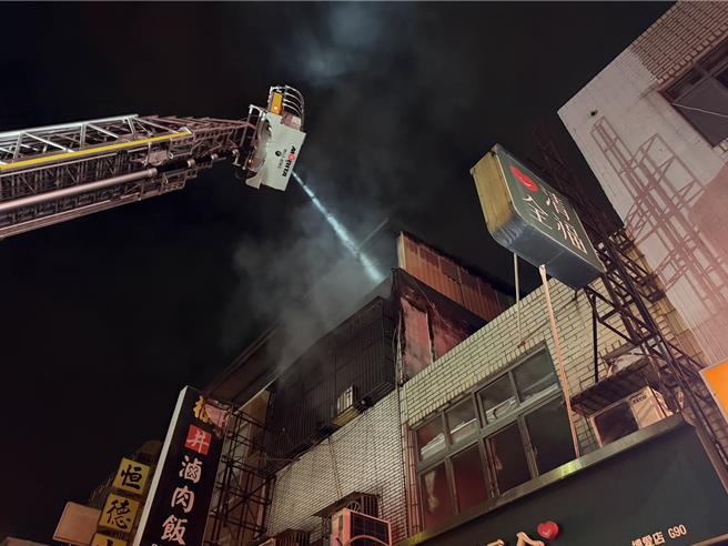 台灣新聞通訊社-桃園透天厝深夜失火 屋主兒子90％燒燙傷OCHA送醫