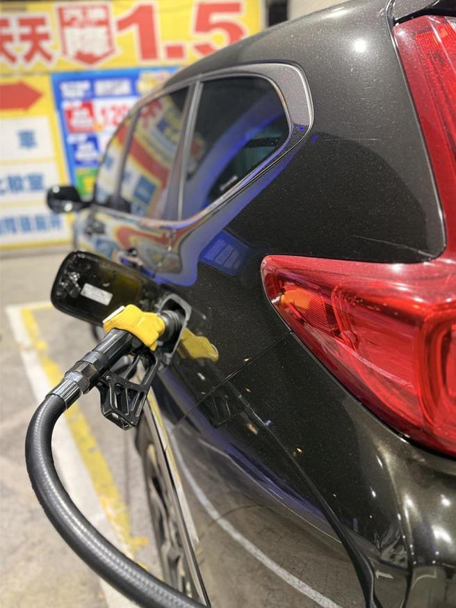 台灣新聞通訊社-機車族小確幸！下周油價連3跌 92無鉛每公升破「3字頭」