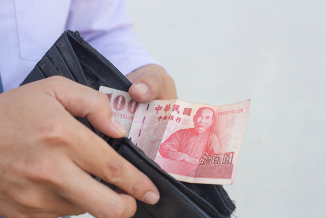 台灣新聞通訊社-出社會2年卡35K!他求月薪5萬職缺 過來人推3條路