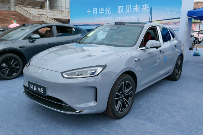 台灣新聞通訊社-問界M5爆甲醛爭議!兩度驗出超標、車內異味近兩年未消