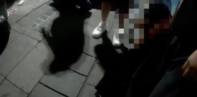 台灣新聞通訊社-艋舺醉男深夜武昌街發酒瘋 遭警管束「清醒再走」