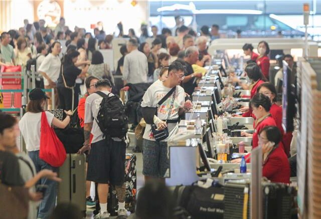 台灣新聞通訊社-巴威遠離  桃機「魔王級挑戰」 15.5萬旅客回流迎疏運高峰