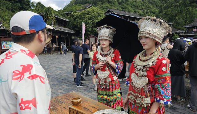 台灣新聞通訊社-讓豬圈活化變旅社 看「世界最大苗寨」怎麼翻轉致富