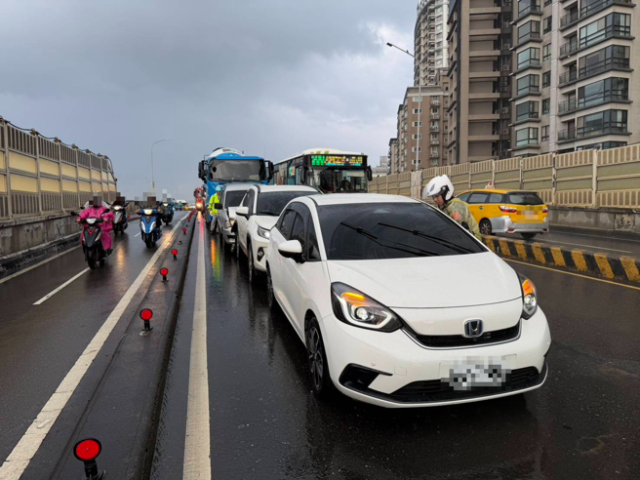 台灣新聞通訊社-快訊》重陽橋車禍！  水泥車與3車追撞釀2人送醫