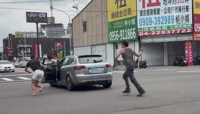 台灣新聞通訊社-台中街頭全武行！26歲男拿刀挑釁 反遭貨車司機持榔頭KO