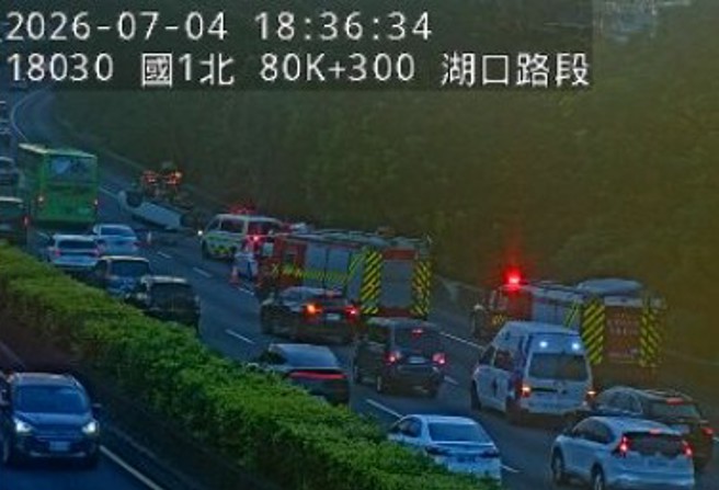 台灣新聞通訊社-快訊》國1湖口段2車追撞「1車四腳朝天」 車潮塞爆回堵