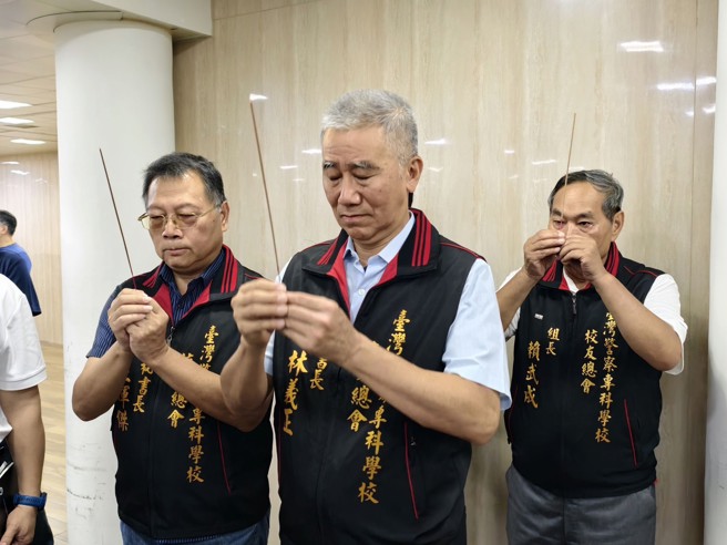 台灣新聞通訊社-中和警連上班17小時猝逝震撼各界!警專校友會赴殯儀館悼念