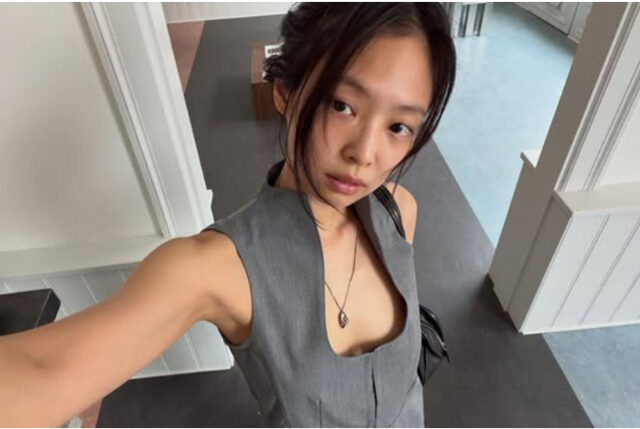 台灣新聞通訊社-Jennie桑拿房辣曬裸色比基尼 掀「沒穿錯覺」超狂曲線全露出