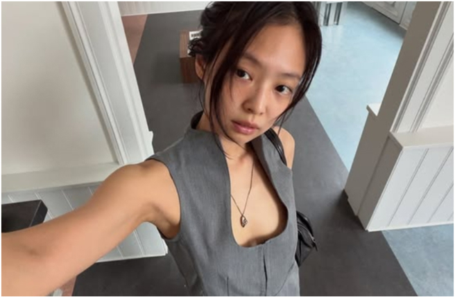 台灣新聞通訊社-Jennie桑拿房辣曬裸色比基尼 掀「沒穿錯覺」超狂曲線全露出