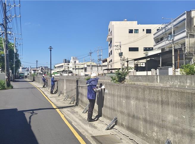 台灣新聞通訊社-三爺宮溪豪雨溢堤暴防洪缺口 南市急加高750公尺堤防迎戰巴威