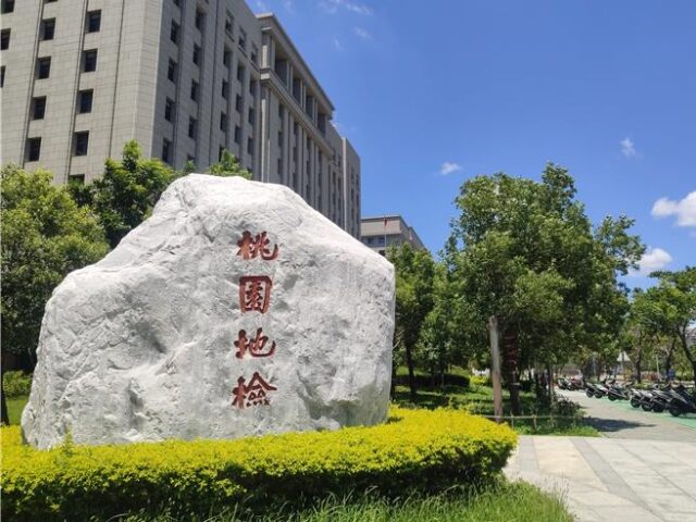 台灣新聞通訊社-名醫爆門診看假的！桃園知名眼科找人代刀、人頭詐健保千萬