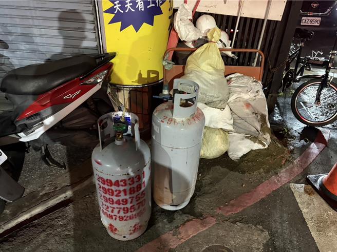 台灣新聞通訊社-新莊酒醉派遣工開瓦斯、潑汽油還揮刀 同事紛紛躲避嚇壞