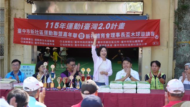 台灣新聞通訊社-盧秀燕贈「市長江啟臣」銜牌 何欣純:市長是市民的決定