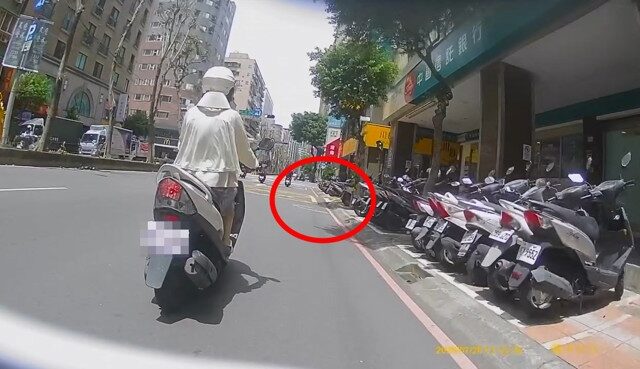 台灣新聞通訊社-永和女騎士鬼切「躲樹陰」 網怒轟：馬路吸血鬼