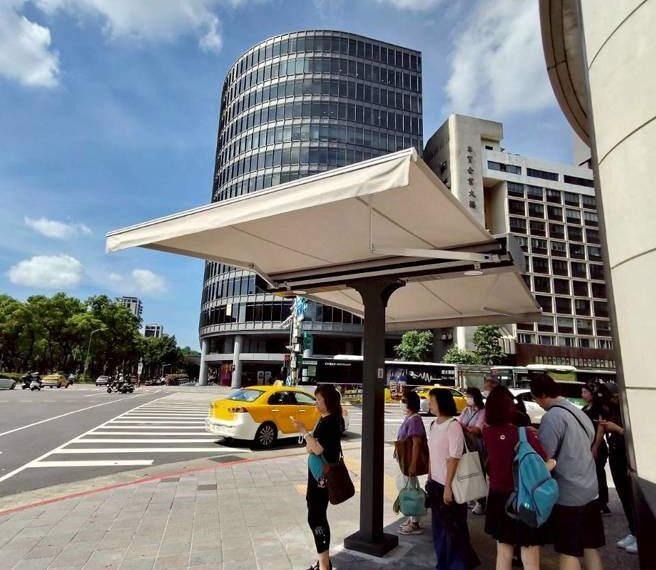 台灣新聞通訊社-台北市遮陽傘設在遮蔭處?謝寒冰一張照片打臉青鳥