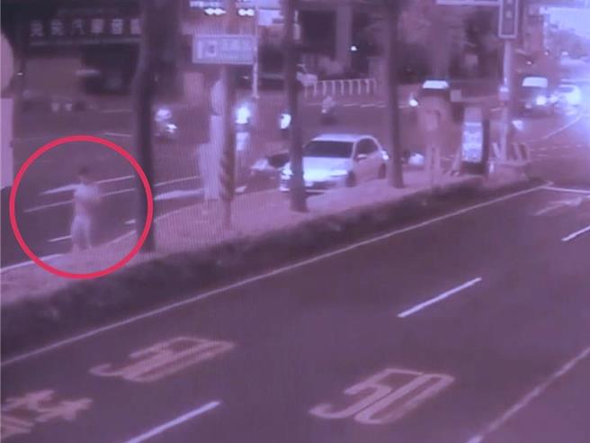 台灣新聞通訊社-轎車左轉狠撞「騎士手腳骨折」!駕駛下車看兩眼 棄車落跑原因曝