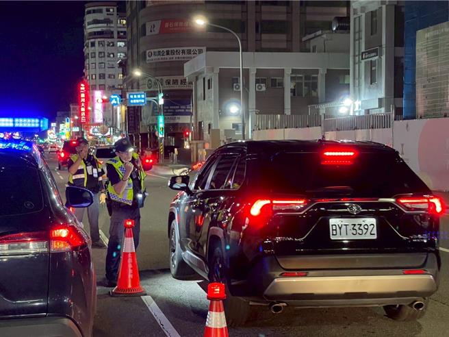 台灣新聞通訊社-深夜大封城！ 嘉義市警方重拳推「斷根緝毒」