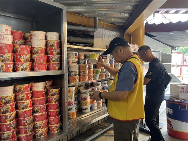 台灣新聞通訊社-泡麵土地公廟也中招!急撤20多箱味王泡麵 確保香客食安