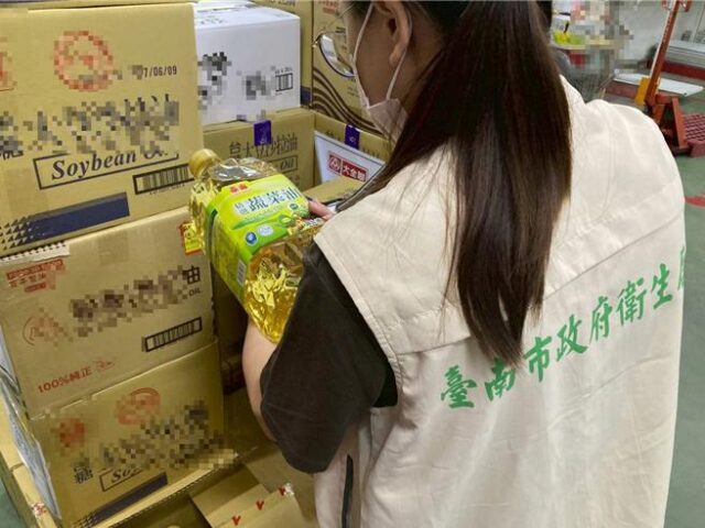 台灣新聞通訊社-南市毒油追查擴大！22家業者中標 追第三層流向已收8百公斤