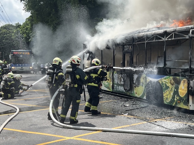 台灣新聞通訊社-驚悚！南港公車當街「整輛淪火球」 民眾直擊嚇傻：燒太大了吧