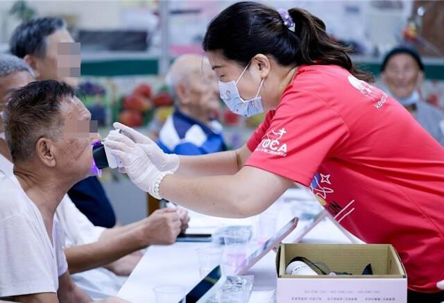 台灣新聞通訊社-8成台人有牙周病！多數沒感覺 嘉市推5秒照光機揪牙菌斑