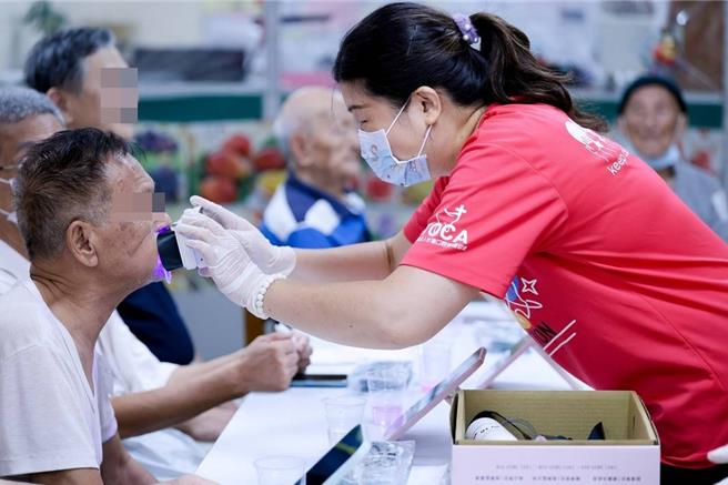 台灣新聞通訊社-8成台人有牙周病!多數沒感覺 嘉市推5秒照光機揪牙菌斑