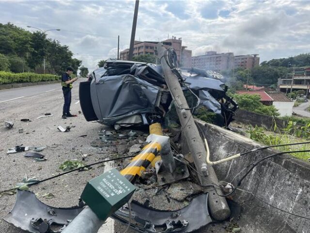 台灣新聞通訊社-苗栗77歲婦自撞電桿翻車　一度受困車內送醫命危