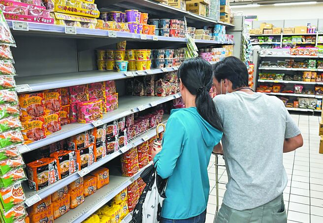 台灣新聞通訊社-致癌油風暴擴大 最強菜農揭「業界混油內幕」嗆衛福部顢頇蓋牌