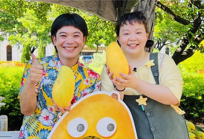 台灣新聞通訊社-馬國弼拚還債現身高雄夏祭!直播大秀「不沾手切芒果神技」